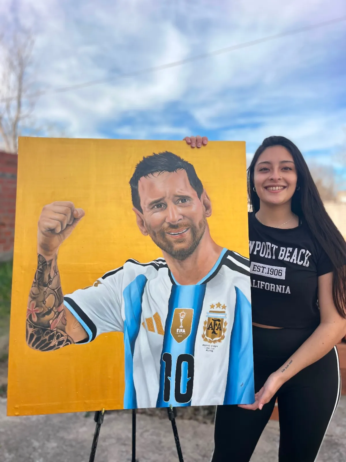 Majo de la Torre junto a su retrato de Lionel Messi